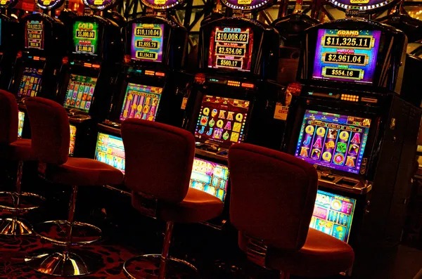 Lightning Roulette wheel on jumbo 33 showing multiplier strikes and live dealer