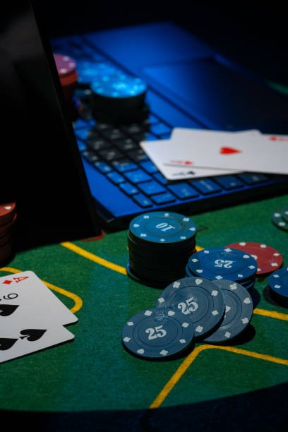 Live poker table on jumbo 33 mobile app showing dealer and player cards